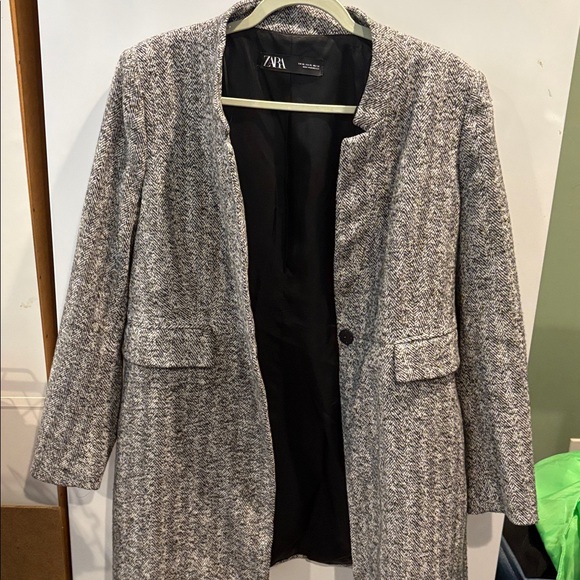 Zara Women's Black and White Textured Blazer
Women’s XL
EUC - Picture 2 of 6